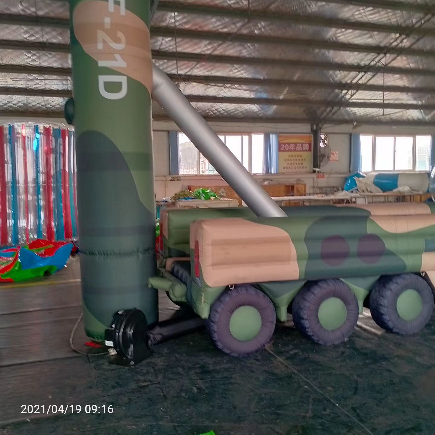 内江军事演习中的充气目标车辆：模拟发射车雷达车坦克飞机
